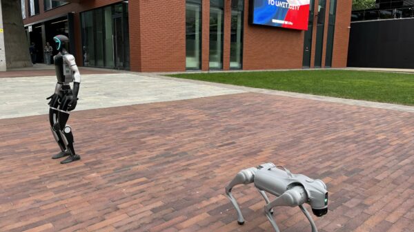 Die Ukraine hat in Kiew mit UNIT.City einen Komplex zur Förderung von Erfindungsgeist und technologischem Fortschritt aufgebaut. Hier zwei Roboter des chinesischen Unternehmens Unitree, mit denen die Möglichkeiten zur Unterstützung und Interaktion zwischen Mensch und Maschine erforscht werden.