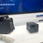 Entsprechende R&S Funkgeräte auf der Paris Air Show 2025, u.a. ganz links das AR 5000 U/VHF-Gerät.