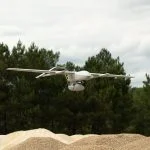 Rohde & Schwarz EM200 mit einer Rundstrahlantenne, gesteuert durch die R&S CEPTOR-Suite auf der MILTON LRO-Drohne.