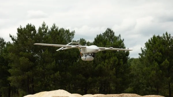 Rohde & Schwarz EM200 mit einer Rundstrahlantenne, gesteuert durch die R&S CEPTOR-Suite auf der MILTON LRO-Drohne.