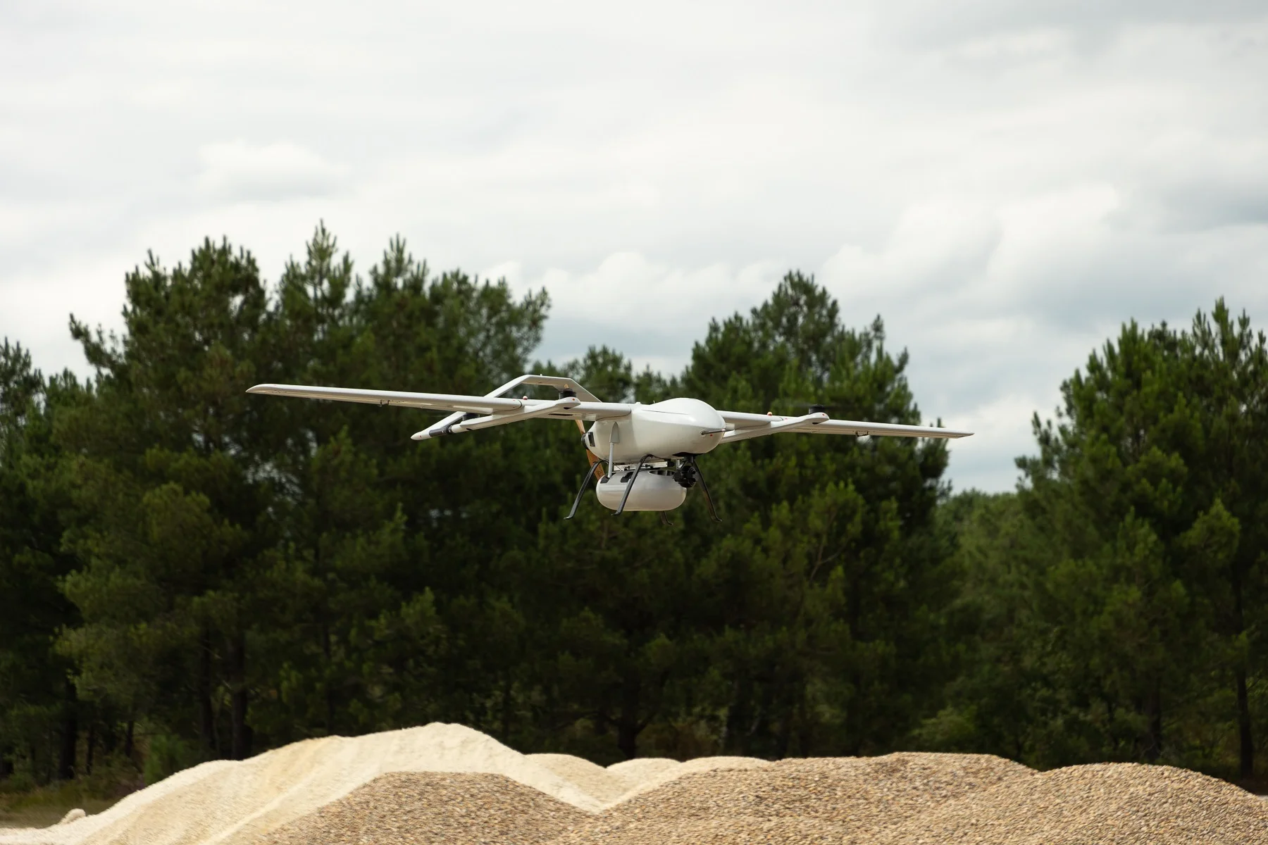 Rohde & Schwarz EM200 mit einer Rundstrahlantenne, gesteuert durch die R&S CEPTOR-Suite auf der MILTON LRO-Drohne.