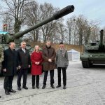 Heutiger Roll-out des neuen Kampfpanzers der Bundeswehr, des Leopard 2A8 (rechts im Bild), bei KNDS Deutschland in München. Links im Bild die neue PzH 2000 für die Bundeswehr.