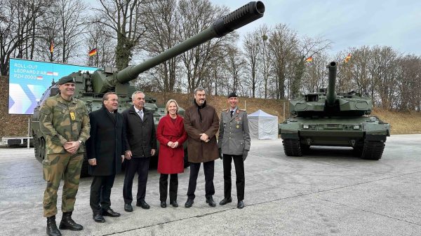 Heutiger Roll-out des neuen Kampfpanzers der Bundeswehr, des Leopard 2A8 (rechts im Bild), bei KNDS Deutschland in München. Links im Bild die neue PzH 2000 für die Bundeswehr.