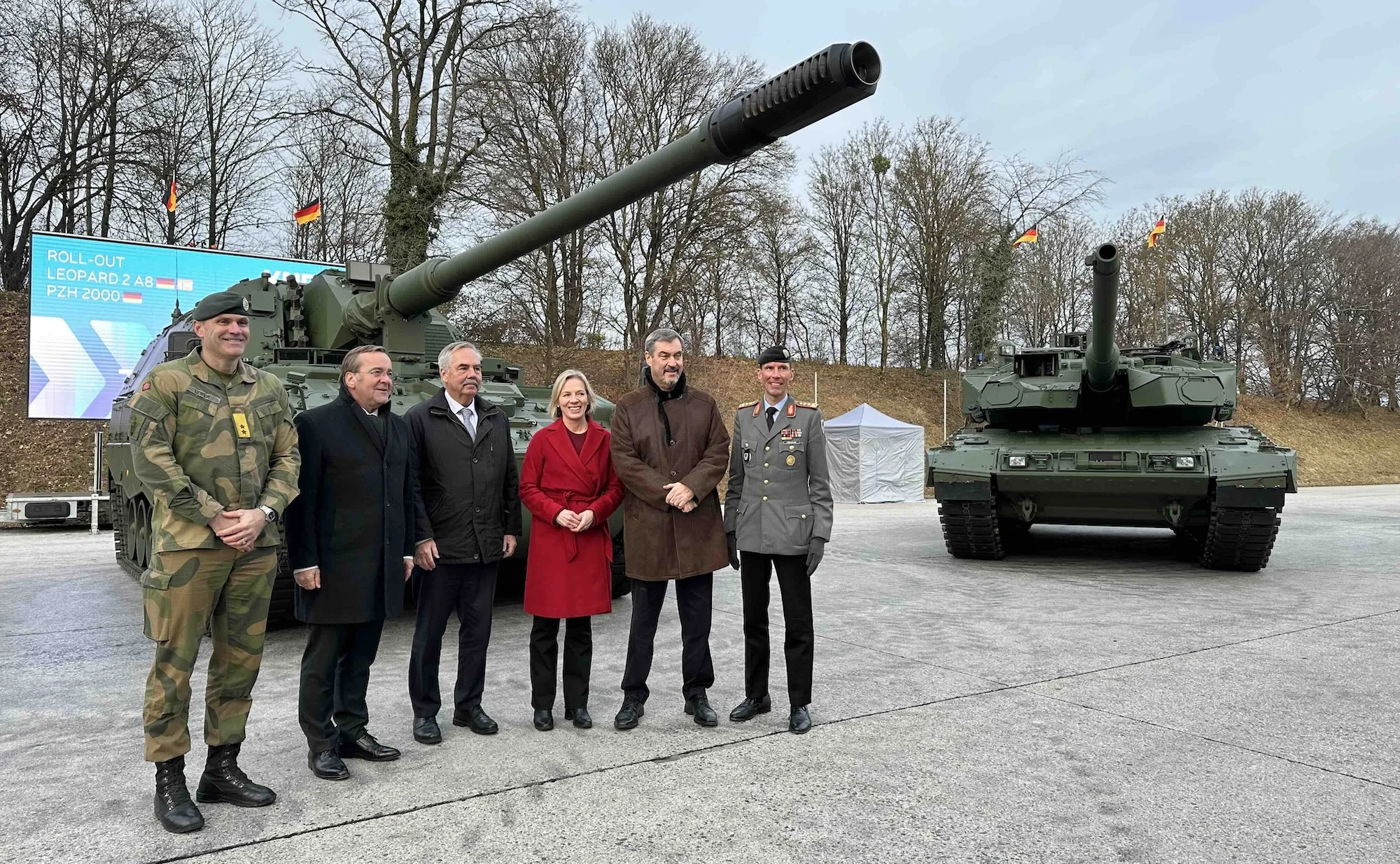 Heutiger Roll-out des neuen Kampfpanzers der Bundeswehr, des Leopard 2A8 (rechts im Bild), bei KNDS Deutschland in München. Links im Bild die neue PzH 2000 für die Bundeswehr.