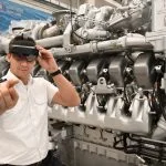 Rolls-Royce Power Systems stellt die komplette digitale Ausstattung für die Ausbildung bereit: robuste Toughbooks, Monitore, Schulungsrechner und mobile Endgeräte. Auch die praktische Ausbildung kommt nicht zu kurz: Für den Motor liefert das Unternehmen Werkzeuge, Montageplattformen sowie sämtliche erforderlichen Komponenten für realitätsnahe Übungen.