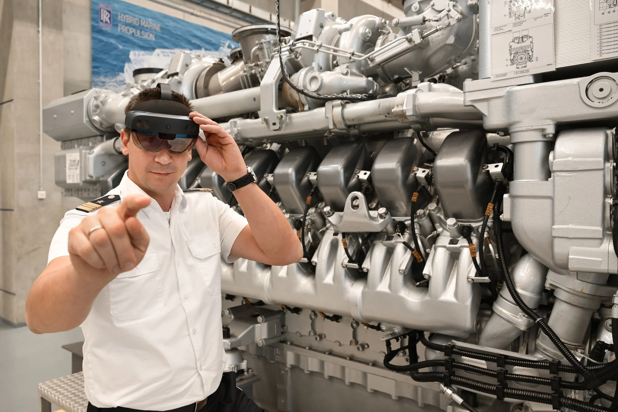 Rolls-Royce Power Systems stellt die komplette digitale Ausstattung für die Ausbildung bereit: robuste Toughbooks, Monitore, Schulungsrechner und mobile Endgeräte. Auch die praktische Ausbildung kommt nicht zu kurz: Für den Motor liefert das Unternehmen Werkzeuge, Montageplattformen sowie sämtliche erforderlichen Komponenten für realitätsnahe Übungen.