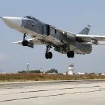 Eine Sukhoi Su-24 der russischen Luftstreitkräfte hebt vom at Latakia Air Base in Syrien ab.