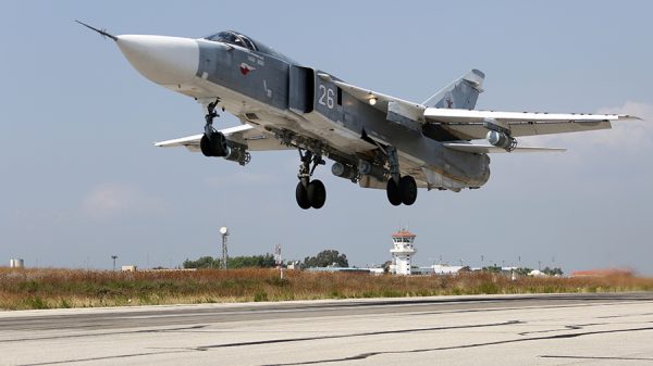 Eine Sukhoi Su-24 der russischen Luftstreitkräfte hebt vom at Latakia Air Base in Syrien ab.