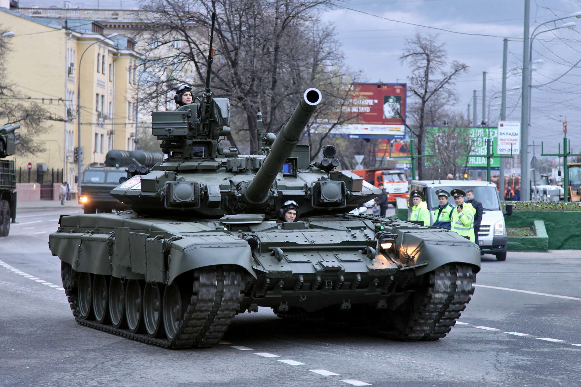 Russenpanzer T90 bei einer Parade.