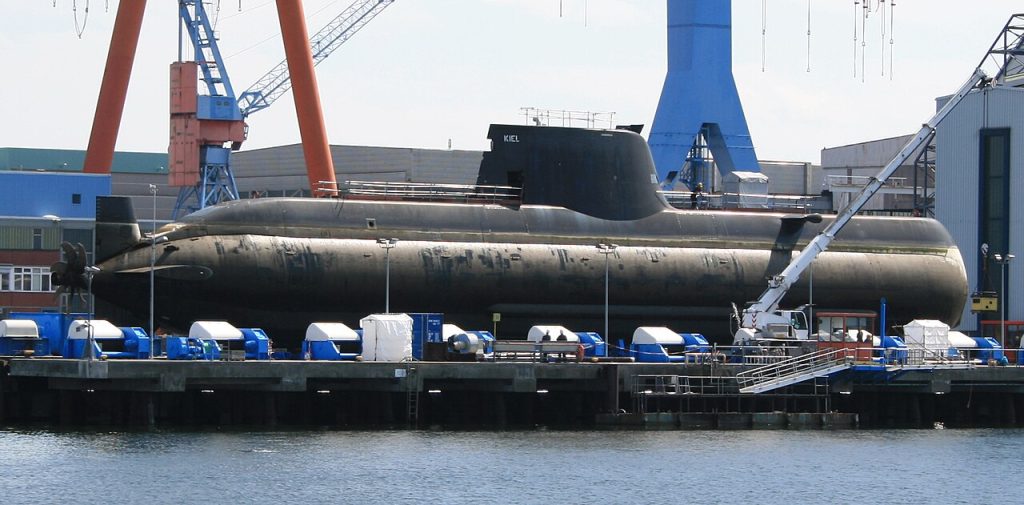 TKMS und Skaramangas Shipyards haben eine umfassende und exklusive Vereinbarung geschlossen, um gemeinsam das Mid-Life-Upgrade-Programm (MLU) für die vier U-Boote der HDW-Klasse 214 der griechischen Marine durchzuführen. Hier zu sehen das griechische U-Boot S-120 Papanikolis.