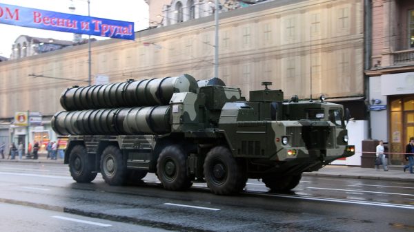 Russland hat den Iran im Laufe der Zeit mit fortschrittlichen Langstrecken-SAMs und der dazugehörigen Technologie ausgestattet, u.a. mit dem System S-300PMU-2.