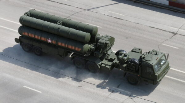 Russisches S-400 TEL 5P85T2 bei einer Parade in Moskau.