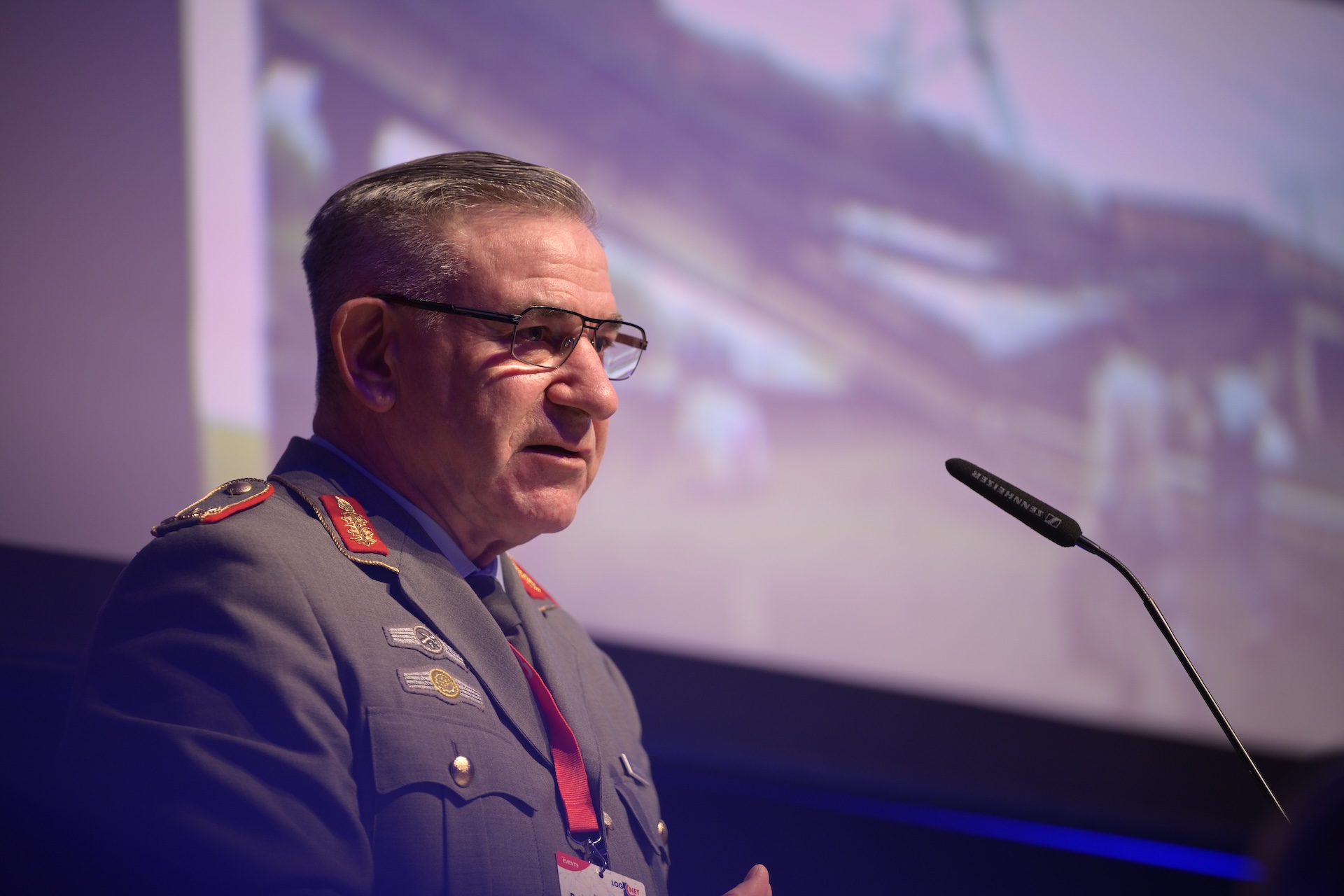 „Wir müssen unsere Lagerkapazitäten in der Bundeswehr neu aufbauen, neu ausbauen“, sagte Brigadegeneral Ralf Lungershausen bei der Log.Net 2024.