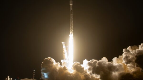 Die mehrstufige Trägerrakete „Falcon 9“ von SpaceX hebt am 24. Dezember 2023 um 05:11 Uhr Ortszeit mit dem letzten SARah-Satelliten der Bundeswehr vom Launchpad ab.