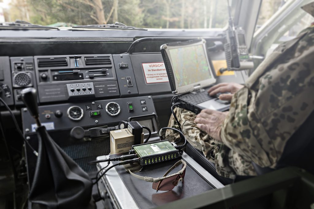 Unterbrechungsfreie Energieversorgung bei taktischen Einsätzen durch Panasonic TOUGHBOOK und SFC Energy