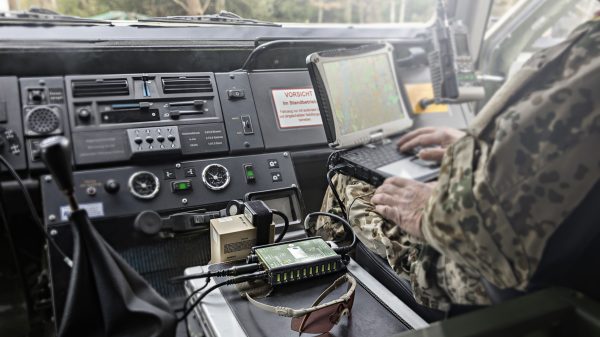 Unterbrechungsfreie Energieversorgung bei taktischen Einsätzen durch Panasonic TOUGHBOOK und SFC Energy