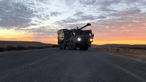 SIGMA ist eine selbstfahrende Haubitze im Kaliber 155 mm mit einem Rohr von 52 Kalibern Länge.