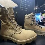 Der Jungle-/Tropen Boot (links) nutzt im unteren Bereich ebenfalls Extraguard, im Schaft aber Textil.