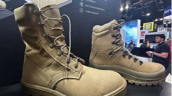 Der Jungle-/Tropen Boot (links) nutzt im unteren Bereich ebenfalls Extraguard, im Schaft aber Textil.