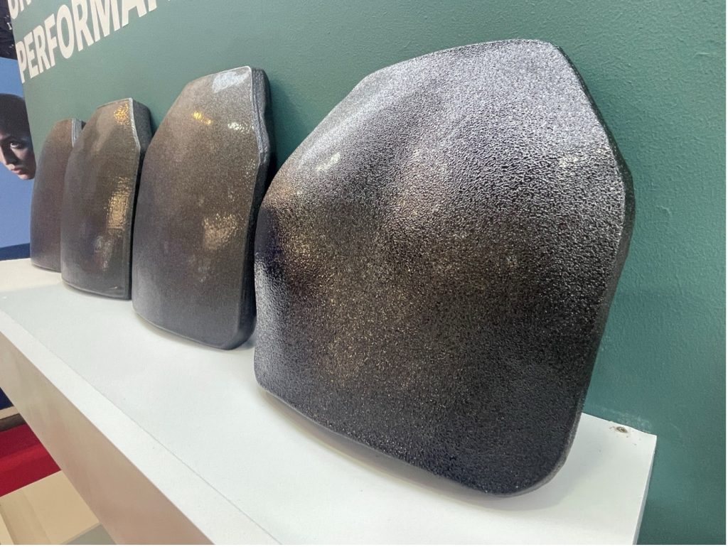 Die Hartballistikplatten von SOURCE, rechts im Bild mit weiblicher Anatomie.