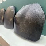 Die Hartballistikplatten von SOURCE, rechts im Bild mit weiblicher Anatomie.