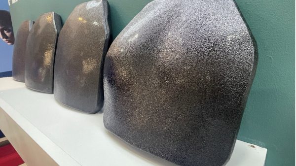 Die Hartballistikplatten von SOURCE, rechts im Bild mit weiblicher Anatomie.