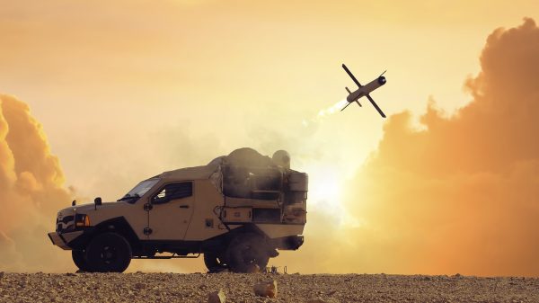 Der SPIKE NLOS wurde vom israelischen Unternehmen RAFAEL entwickelt und kann von Luft-, Land- und Seeplattformen gestartet werden.