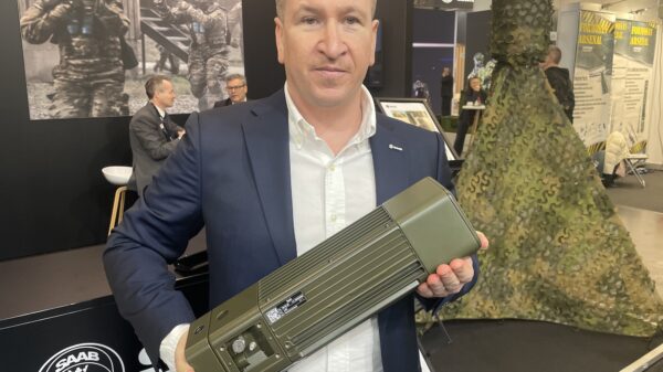 Saab präsentiert die Vielseitigkeit des Schutzes auf der Enforce Tac, vom Sirius Compact (links) bis zum Barracuda (rechts).