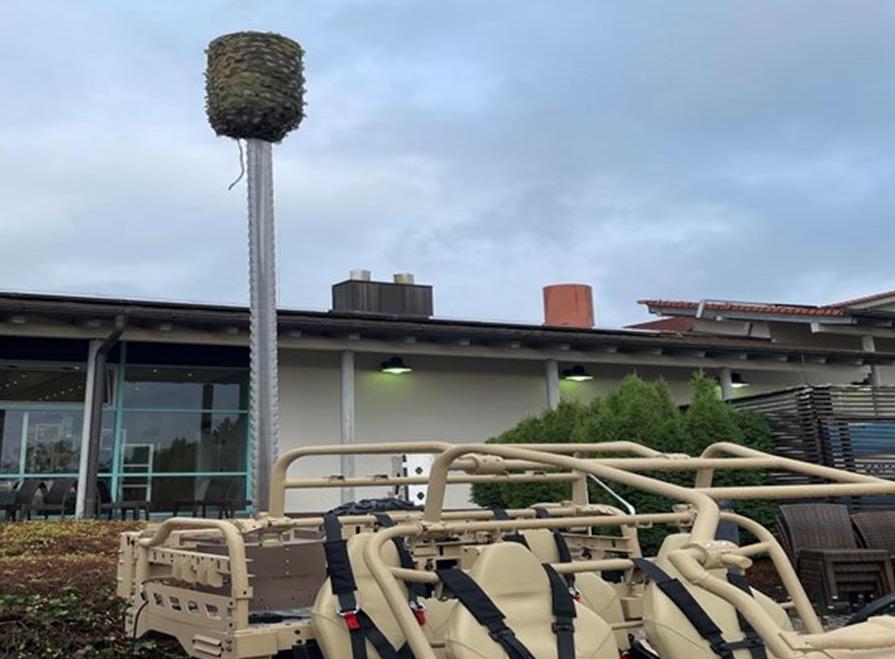 Sensoren auf dem KSK Symposium: Saab L20C mit Zippermast auf einem Polaris MRZR-4D