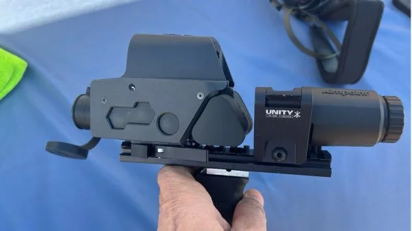 Safran IronSnake, hier mit einem Magnifier von Aimpoint.