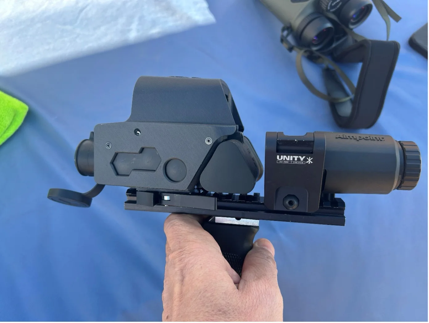 Safran IronSnake, hier mit einem Magnifier von Aimpoint.