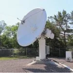 Die Calian 4m QV-Band-Antenne verfolgt einen Satellitenüberflug mittels Hochgeschwindigkeitsschwenkung und präziser Cassegrain-Optik.