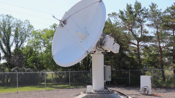 Die Calian 4m QV-Band-Antenne verfolgt einen Satellitenüberflug mittels Hochgeschwindigkeitsschwenkung und präziser Cassegrain-Optik.