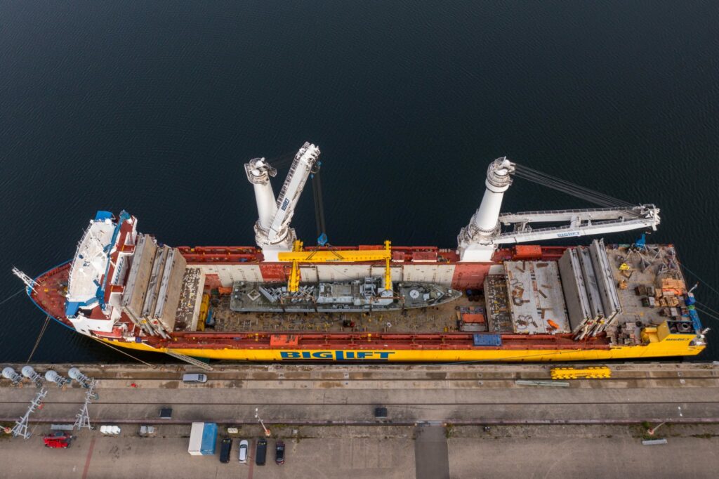 Der Schwergut-Frachter „Happy Sky“ begann heute mit der Verladung der letzten deutschen Schnellboote. Zwei werden im Bauch des Schiffes verstaut, die fünf übrigen an Oberdeck, sodass der Frachter das Arsenal voraussichtlich Ende der Woche Richtung türkische Mittelmeerküste verlassen kann.