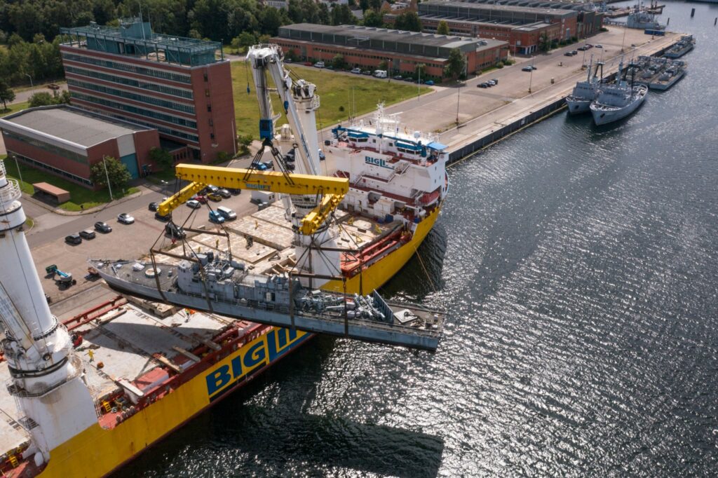 Der Schwergut-Frachter „Happy Sky“ begann heute mit der Verladung der letzten deutschen Schnellboote. Zwei werden im Bauch des Schiffes verstaut, die fünf übrigen an Oberdeck, sodass der Frachter das Arsenal voraussichtlich Ende der Woche Richtung türkische Mittelmeerküste verlassen kann.