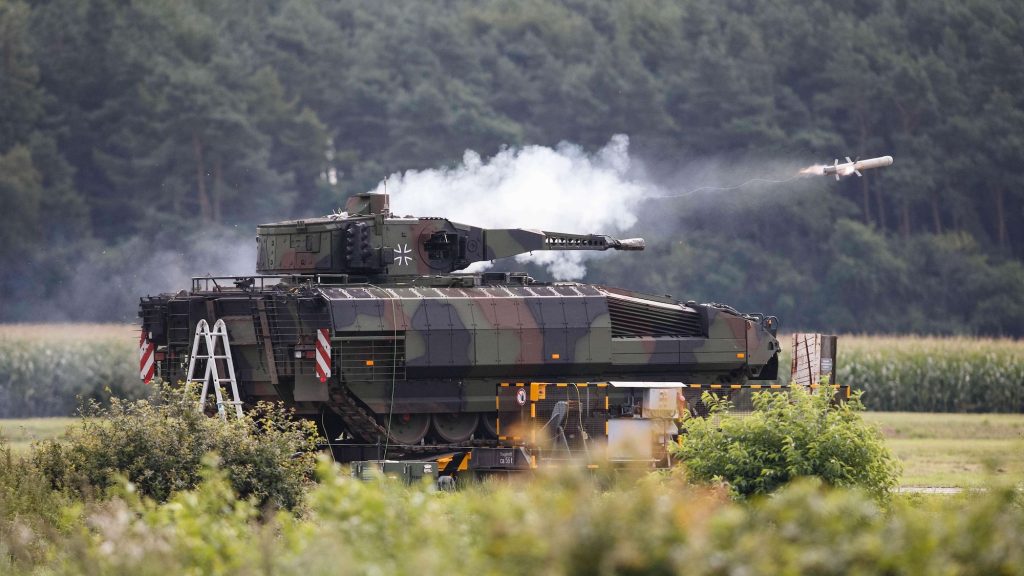 Der Schützenpanzer Puma verschießt einen Lenkflugkörper bei der Erprobung des Panzerabwehrsystems MELLS in der Wehrtechnischen Dienststelle 91 in Meppen.