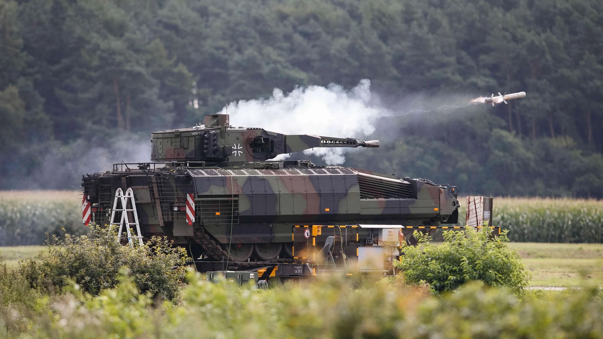 Der Schützenpanzer Puma verschießt einen Lenkflugkörper bei der Erprobung des Panzerabwehrsystems MELLS in der Wehrtechnischen Dienststelle 91 in Meppen.