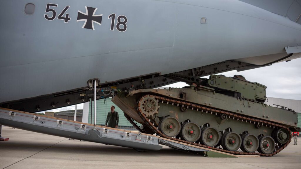 Auf einer Bahn aus Holzplatten gelangt der Puma in das Innere der A400M. Damit der Schützenpanzer durch die Ladeluke passt, werden Komponenten an der Außenhülle provisorisch entfernt und später wieder montiert.