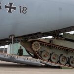 Auf einer Bahn aus Holzplatten gelangt der Puma in das Innere der A400M. Damit der Schützenpanzer durch die Ladeluke passt, werden Komponenten an der Außenhülle provisorisch entfernt und später wieder montiert.