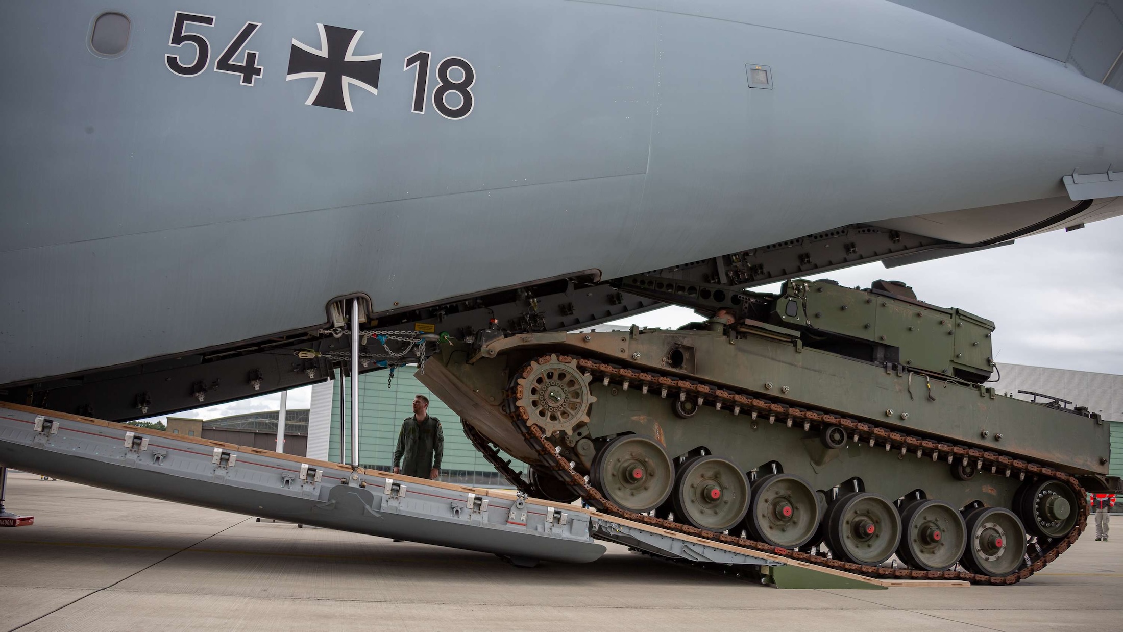Auf einer Bahn aus Holzplatten gelangt der Puma in das Innere der A400M. Damit der Schützenpanzer durch die Ladeluke passt, werden Komponenten an der Außenhülle provisorisch entfernt und später wieder montiert.