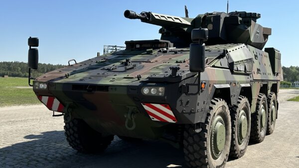 Am 2. Mai 2024 wurde auf dem Gelände von Rheinmetall in Unterlüß der erste Schwere Waffenträger Infanterie an die Bundeswehr übergeben. Im Verteidigungsetat 2025 sind für die Beschaffung Radpanzer Mittlere Kräfte 1,1 Milliarden Euro vorgesehen.