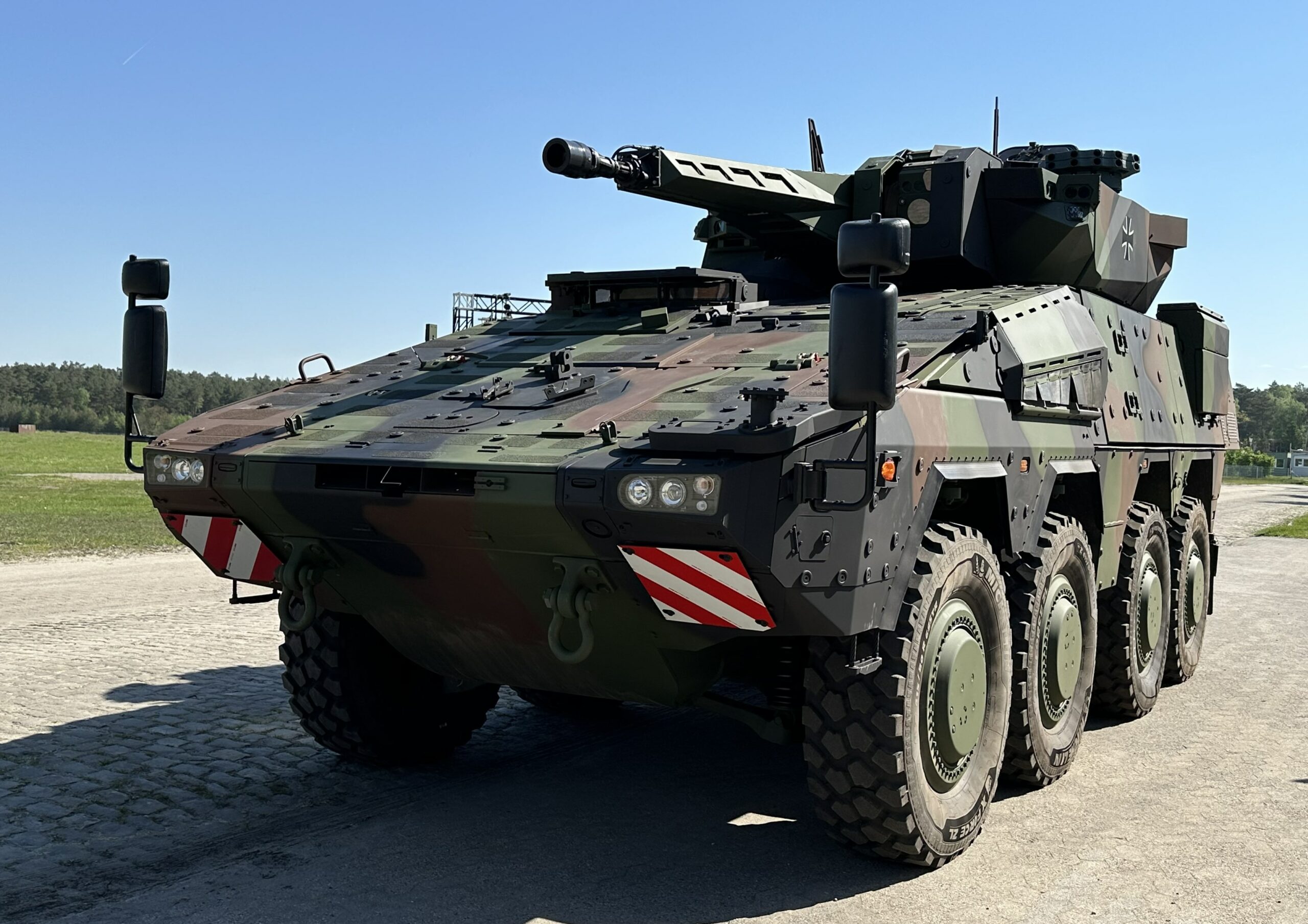 Am 2. Mai 2024 wurde auf dem Gelände von Rheinmetall in Unterlüß der erste Schwere Waffenträger Infanterie an die Bundeswehr übergeben. Im Verteidigungsetat 2025 sind für die Beschaffung Radpanzer Mittlere Kräfte 1,1 Milliarden Euro vorgesehen.