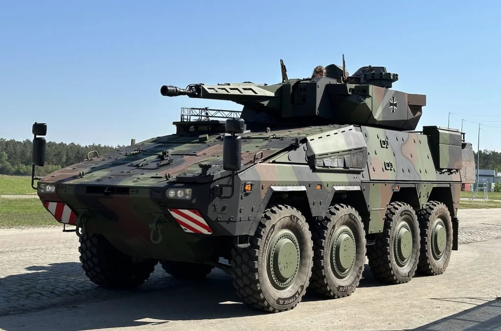 Das am 2. Mai 2024 an die Bundeswehr übergebene Nachweismuster „Schwerer Waffenträger Infanterie“. Deutschland soll insgesamt 123 Fahrzeuge für rund 2,7 Milliarden Euro aus Australien erhalten, wobei der Zulauf der ersten 19 Serienfahrzeuge für 2025 vorgesehen war.