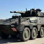 Das am 2. Mai 2024 an die Bundeswehr übergebene Nachweismuster „Schwerer Waffenträger Infanterie“. Deutschland soll insgesamt 123 Fahrzeuge für rund 2,7 Milliarden Euro aus Australien erhalten, wobei der Zulauf der ersten 19 Serienfahrzeuge für 2025 vorgesehen war.