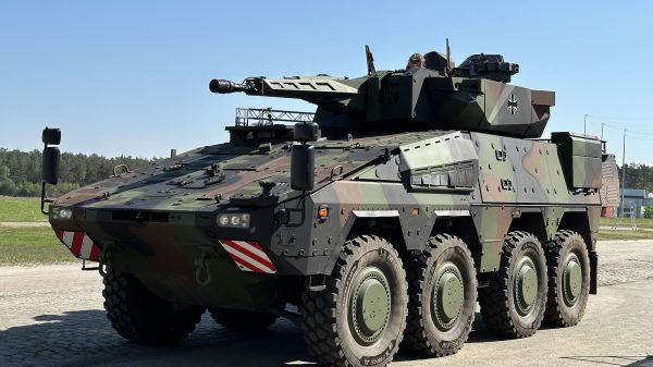 Das am 2. Mai 2024 an die Bundeswehr übergebene Nachweismuster „Schwerer Waffenträger Infanterie“. Deutschland soll insgesamt 123 Fahrzeuge für rund 2,7 Milliarden Euro aus Australien erhalten, wobei der Zulauf der ersten 19 Serienfahrzeuge für 2025 vorgesehen war.