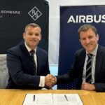 Gary Mackay, Geschäftsführer, Rohde & Schwarz UK Ltd. und Richard Budd, VP Integrated Space Solutions UK, US & ASPAC, Airbus Defence and Space. (Bild: Airbus)