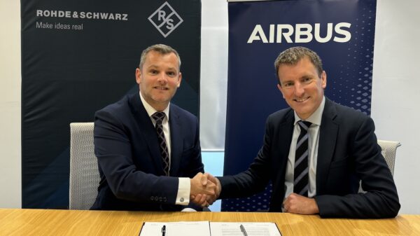 Gary Mackay, Geschäftsführer, Rohde & Schwarz UK Ltd. und Richard Budd, VP Integrated Space Solutions UK, US & ASPAC, Airbus Defence and Space. (Bild: Airbus)