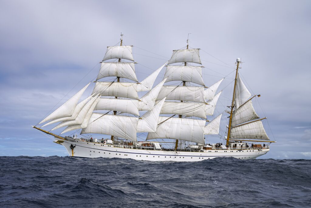 Das Segelschulschiff GORCH FOCK unter Vollsegel auf der Auslandsausbildungsreise auf dem Atlantik.
