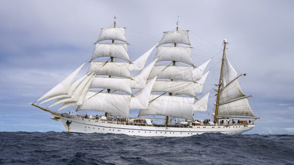 Das Segelschulschiff GORCH FOCK unter Vollsegel auf der Auslandsausbildungsreise auf dem Atlantik.