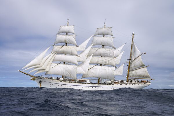 Das Segelschulschiff GORCH FOCK unter Vollsegel auf der Auslandsausbildungsreise auf dem Atlantik.